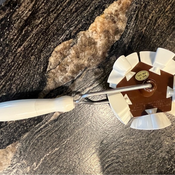 Cookie cutters 5 in one tool aluminum plastic ROLLER vintage Hong Kong 2” candy - Picture 13 of 15